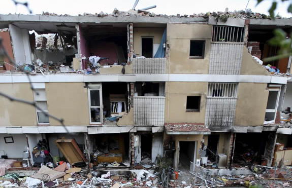Estat en que va quedar l'edifici de Ca n'Espin&oacute;s que va patir una explosi&oacute; de gas el 3 de desembre de 2008